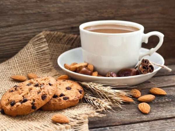 Kikombe cha chai ya mimea kwenye meza nyeupe yenye mwanga laini